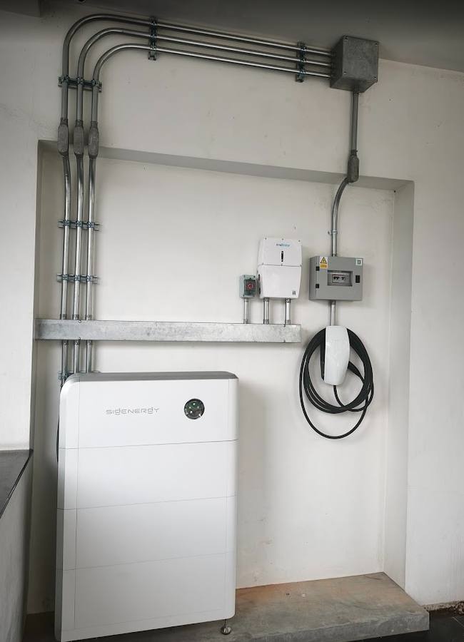 Sigenergy SigenStor + EV Charger · เดินท่อ EMT เรียบร้อย